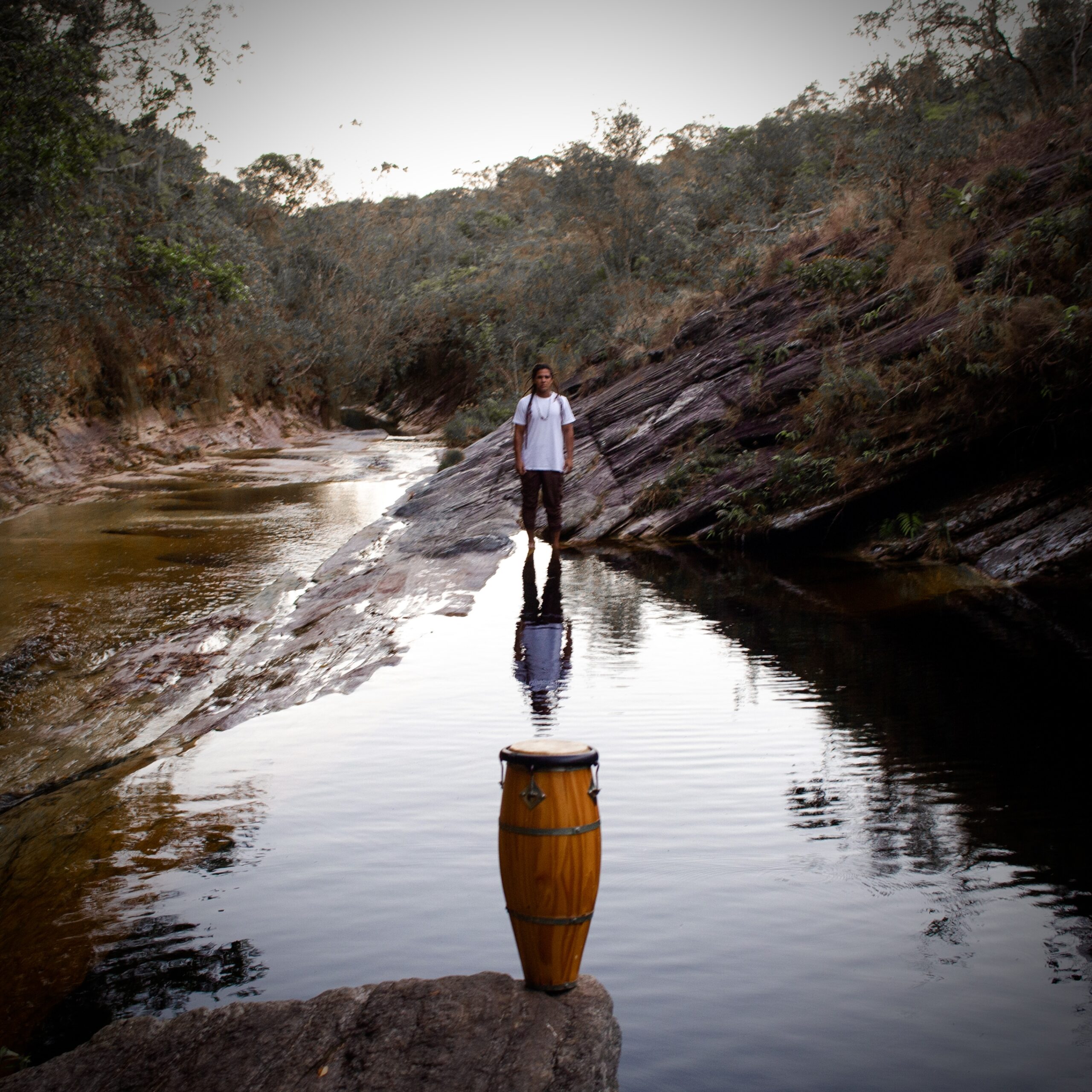 ‘Emmano celebra a força do mar em novo single que homenageia Yemanjá’