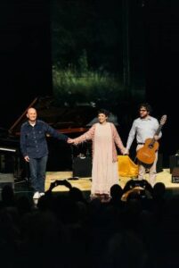 Epílogo do 32º Porto Alegre em Cena traz estreia nacional de complexo b com Adriana Calcanhotto, João Camarero e José Miguel Wisnik, além de outros dois projetos de muito sucesso