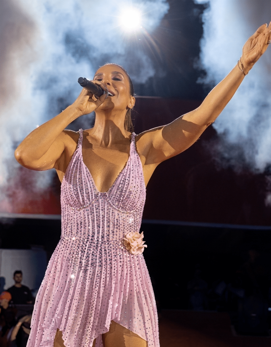 Ivete Sangalo reuniu milhares de fãs na capital pernambucana e destacou a força do samba em espetáculo imersivo