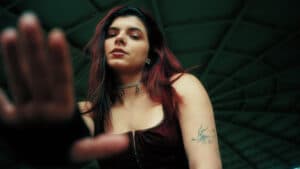 Aléxia lança ‘Garra’ e apresenta sua força no novo rock brasileiro