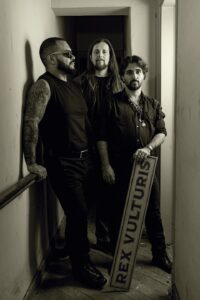 Rex Vulturis estreia com o single ‘Faca entre os dentes’ e apresenta rock autoral sem concessões