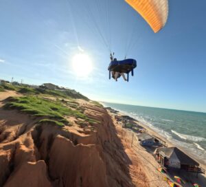 Paulo Rodrigo conquista quinto recorde nacional ao tocar piano durante voo de parapente