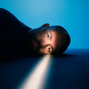 Silas transforma o silêncio da noite em música com ‘Madrugada’