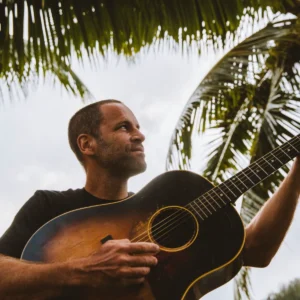 Jack Johnson retorna ao Brasil em fevereiro de 2027 com três shows da turnê SURFILMUSIC.