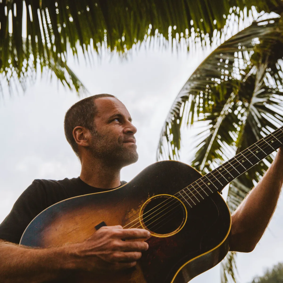 Jack Johnson retorna ao Brasil em fevereiro de 2027 com três shows da turnê SURFILMUSIC.