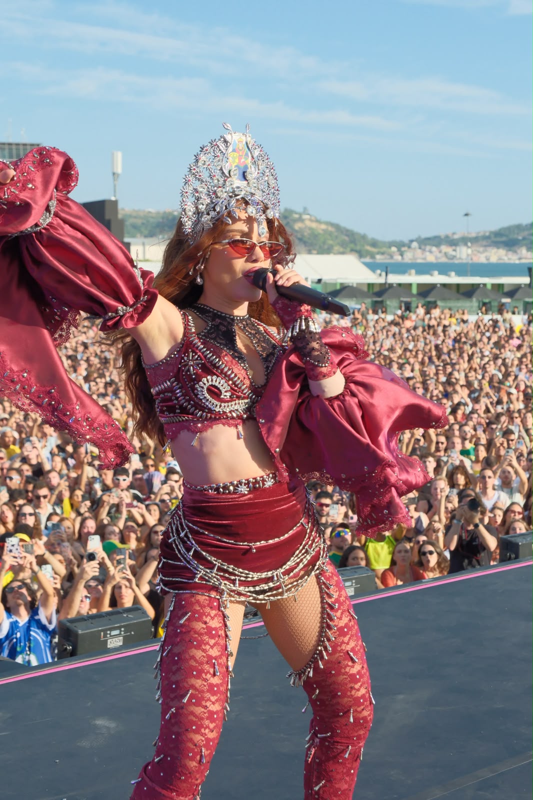 ANITTA SE INSPIRA EM CARTA DA IMPERATRIZ DO TARÔ PARA ‘ENSAIOS’ EM LISBOA