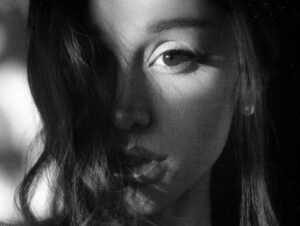 Álbum ‘petal’ Ariana Grande revela trechos inéditos e confirma tom mais pessoal