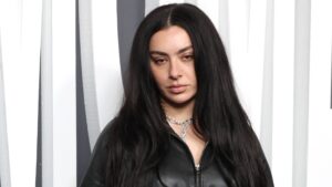 Charli XCX revela faixas do novo álbum e surpreende com participação de David Cronenberg