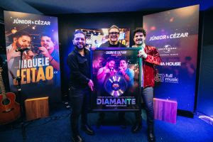 Júnior & Cézar recebem certificação Diamante da Universal Music por sucesso de “Cheiro de Culpado”