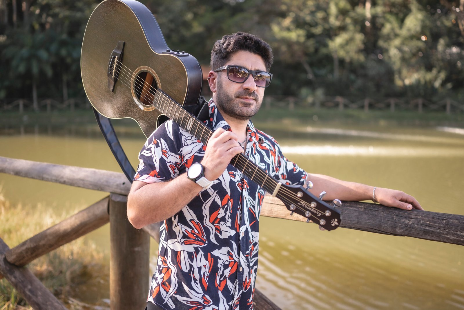 Ramonzera revisita “Bora Ser Feliz!” em versão acústica e reforça mensagem sobre viver sem medo do julgamento