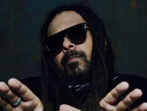 Marcelo Falcão estreia ‘O Legado’, relembra O Rappa, homenageia Chorão e fala sobre a relação musical com o filho.