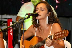 Emilly Rios transforma memórias, viagens e poesia no álbum de estreia ‘RIOS’