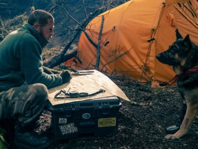 Brad Pitt enfrenta a natureza selvagem ao lado do cão Odin em ‘Coração Selvagem
