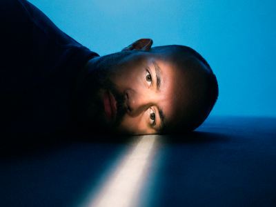 Silas transforma o silêncio da noite em música com ‘Madrugada’