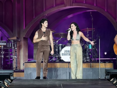 Jonas Brothers lança álbum ao vivo ‘Friends From Your Hometown’ com participações de Demi Lovato e artistas convidados.