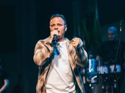 Renatinho Lyan une música, fé e alegria em apresentação em Olinda