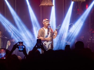 ‘João Gomes estreia em Caraíva e transforma o Viva Caraíva em ponto de encontro de famosos’