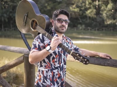 Ramonzera revisita “Bora Ser Feliz!” em versão acústica e reforça mensagem sobre viver sem medo do julgamento