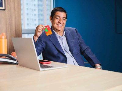 ‘Caju aposta em Zeca Pagodinho para mostrar que benefícios corporativos podem fazer até o sambista querer ser CLT’