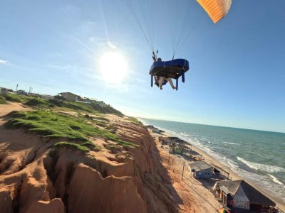 Paulo Rodrigo conquista quinto recorde nacional ao tocar piano durante voo de parapente