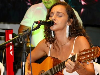 Emilly Rios transforma memórias, viagens e poesia no álbum de estreia ‘RIOS’