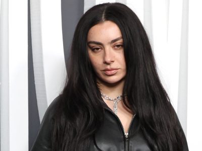 Charli XCX revela faixas do novo álbum e surpreende com participação de David Cronenberg