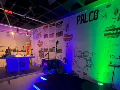 Rádio Mundo Pop transforma estúdio em palco permanente para shows ao vivo