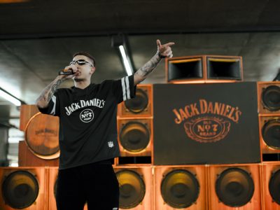 MC Hariel agita estação Sé com show surpresa em ação da Jack Daniel’s para a NFL